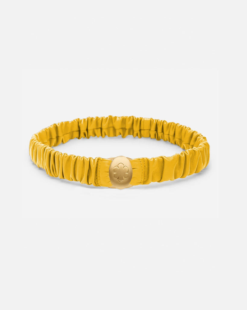 Elegant gult bælte i blødt lammeskind, udsmykket med en 14k guldbelagt amulet, der har plads til to personlige billeder.