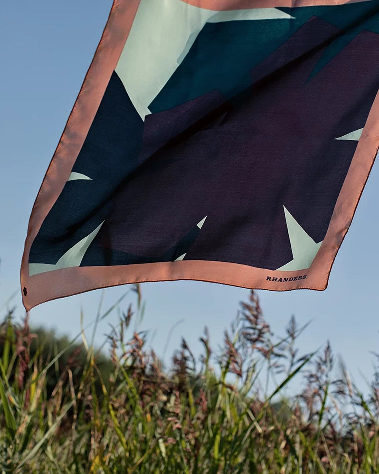 Udforsk 'Grand Kalmus' silketørklædet fra RHANDERS; En del af vores 2023 biodiversitetsprojekt.