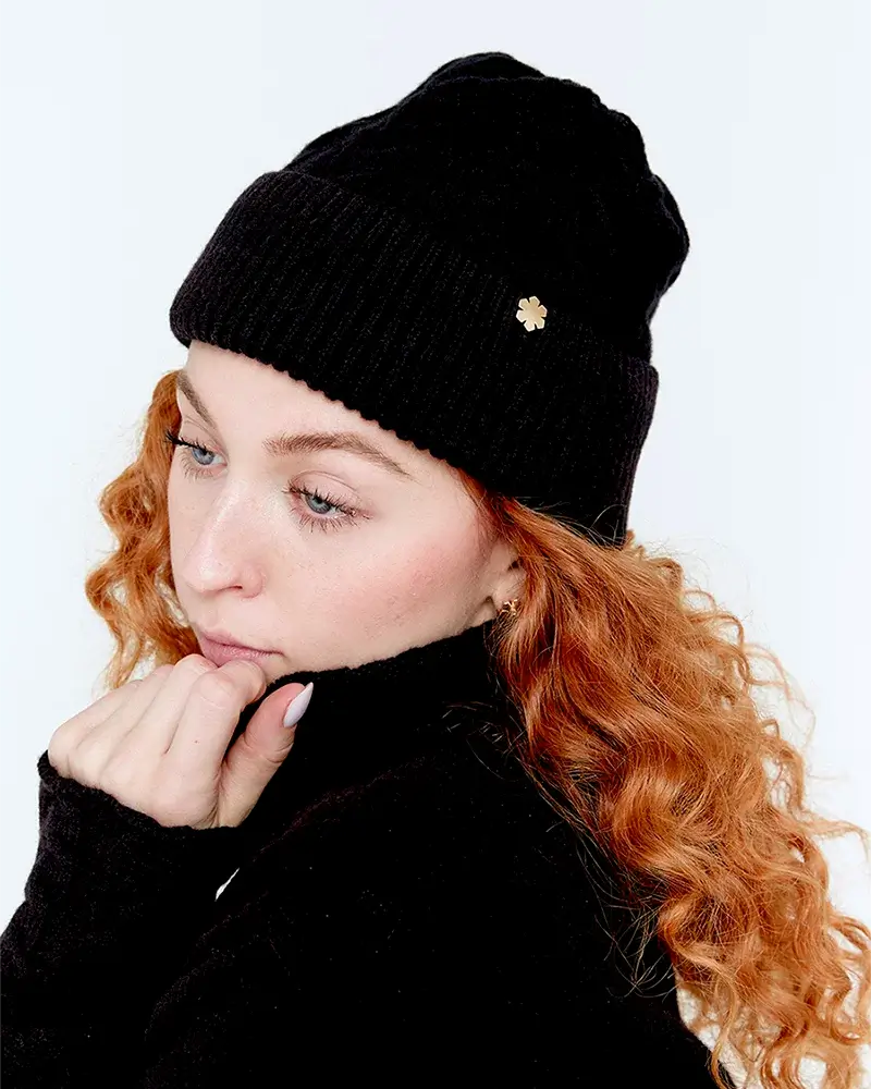 Soft and classic beanie, in the colour black. Made from 100% wool.