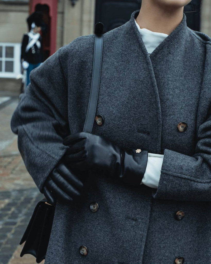 Klassiske skindhandsker til kvinder i sort, med rulamsfor og touch fra RHANDERS, Randers Handsker.