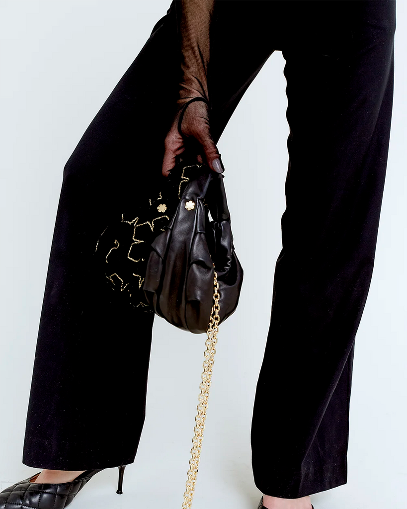 Mini RHANDERS svane taske i blødt sort handskeskind, ideel til et elegant og luksuriøst look.