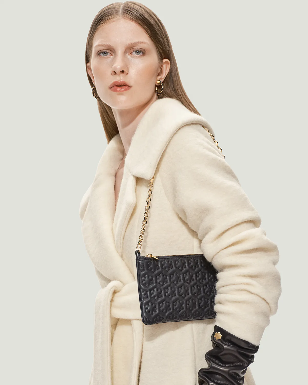 Isabella Purse er fremstillet af blødt og fjerlette handskeskind med lynlåslukning med Kalmus vedhæng og RH Monogram for, RHANDERS.