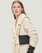 Isabella Purse er fremstillet af blødt og fjerlette handskeskind med lynlåslukning med Kalmus vedhæng og RH Monogram for, RHANDERS.