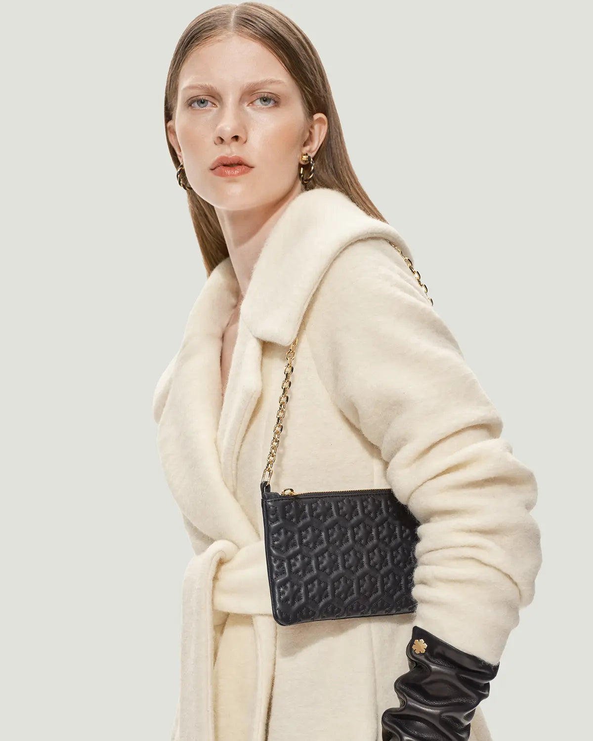 Isabella Purse er fremstillet af blødt og fjerlette handskeskind med lynlåslukning med Kalmus vedhæng og RH Monogram for, RHANDERS.