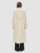 Elegant Robe Coat - Uld i hvid kommer med bindebælte i samme materiale for justérbar pasform, RHANDERS.
