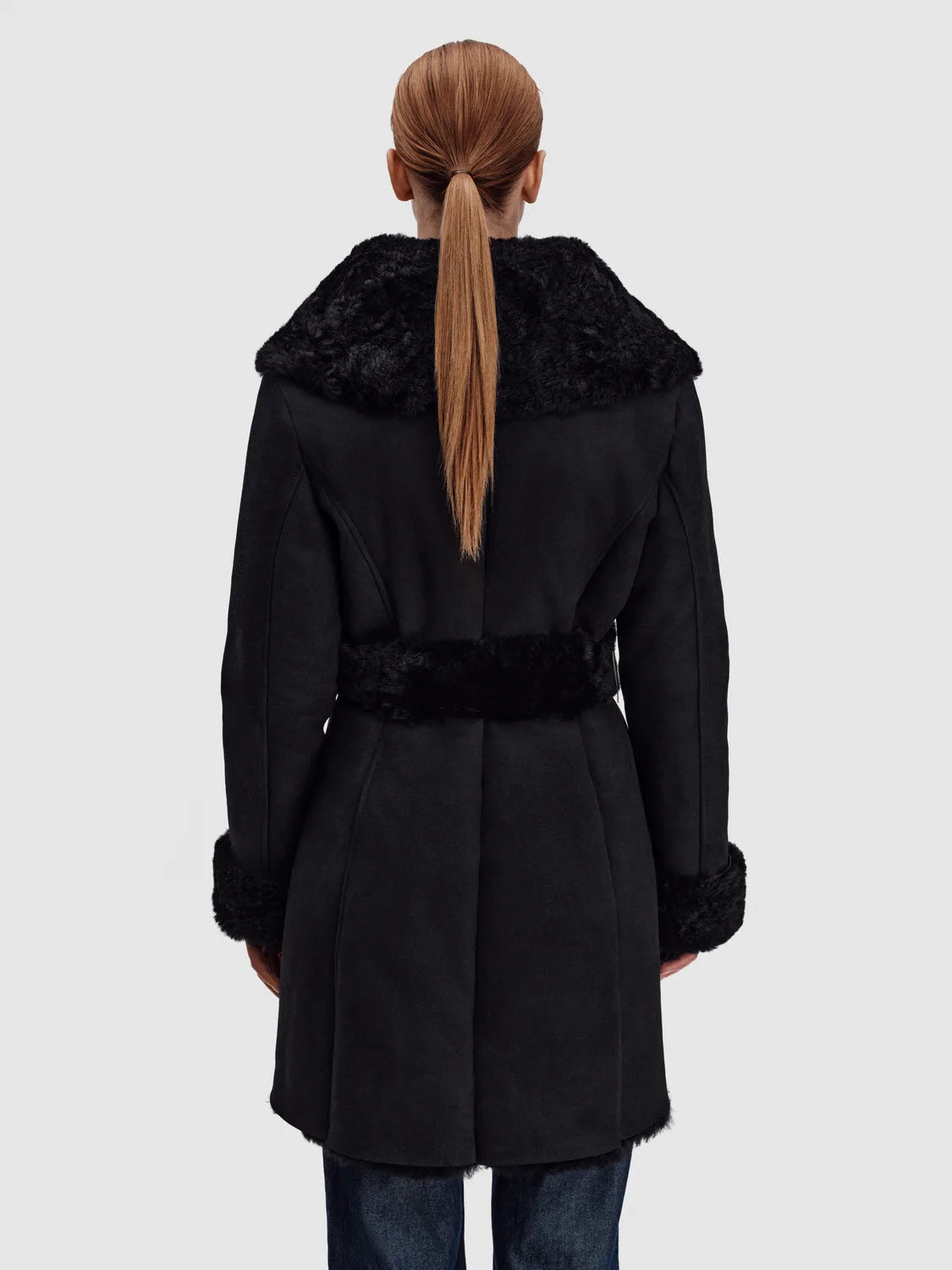 Robe Coat er fremstillet af det fineste islandske rulam i Danmark, og er prydet med et smukt shearling bælte, fra RHANDERS.