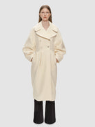 Tulip Coat - Uld kommer i sort med knapper betrukket med uld og udsmykket med 14 karat belagte Kalmus-blomster, RHANDERS.