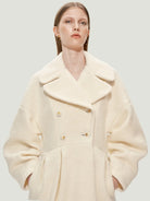 Fremstillet af det blødeste, børstede uld, Tulip Coat - Uld fra RHANDERS er skræddersyet med omhu og er detaljeret med dobbeltradet front, diskrete sidelommer samt 14 karat forgyldte Kalmus-knapper.