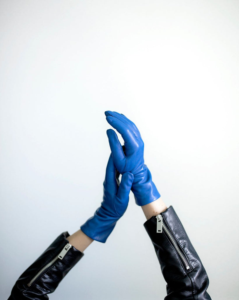Classic and timeless leather glove for women with warm wool lining in the colour cobalt.