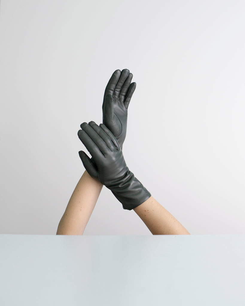 Klassisk og tidløs læderhandske til kvinder med varmt uldfor i farven grå.