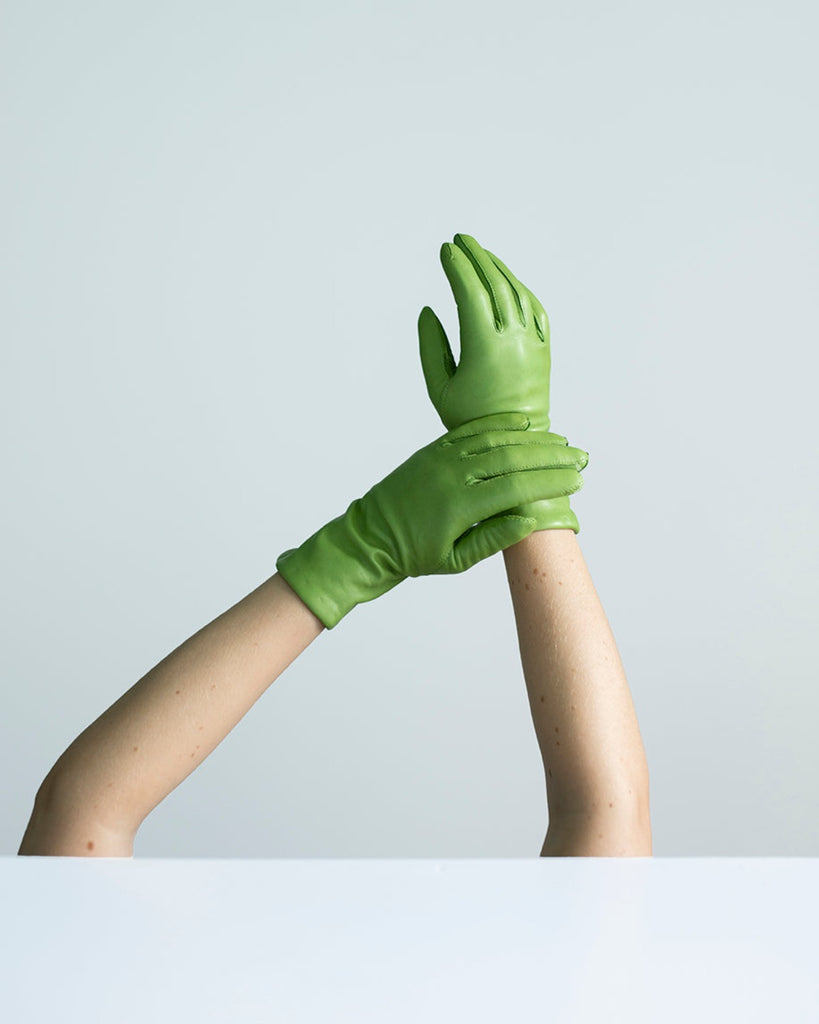 Classic and timeless leather glove for women with warm wool lining in the colour lime.