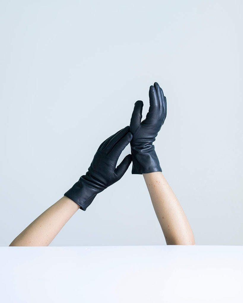 Classic and timeless leather glove for women with warm wool lining in the colour navy.