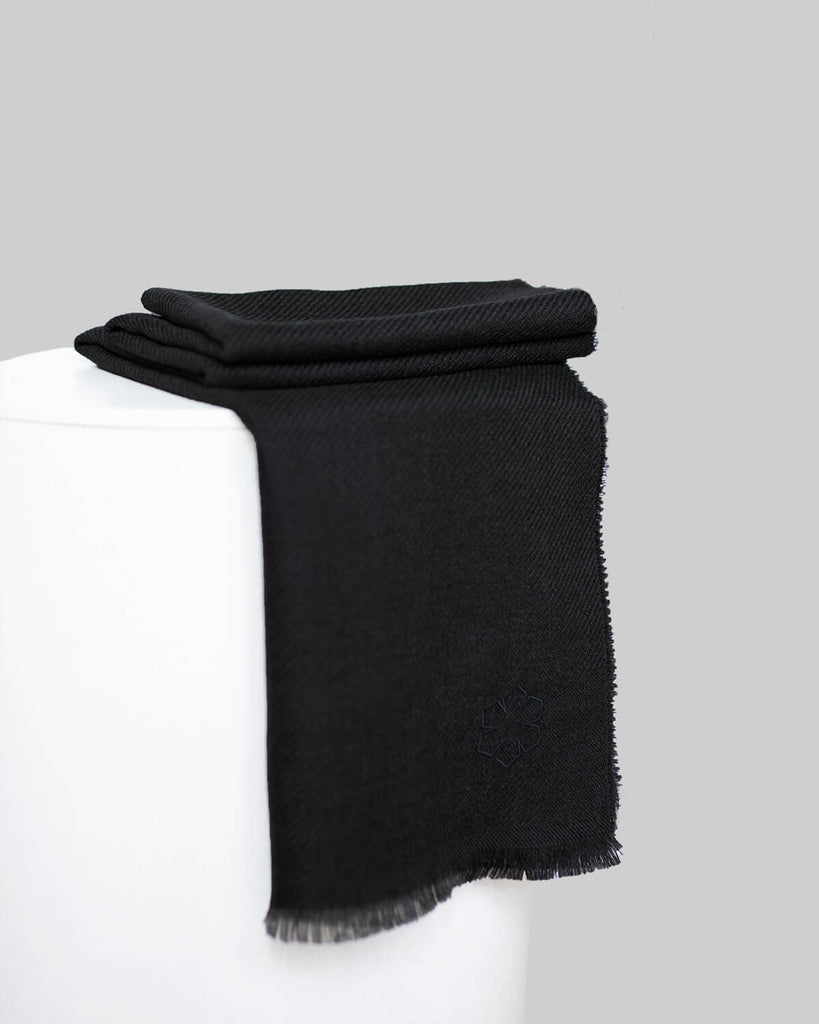 Klassisk sort uld tørklæde til mænd, håndlavet i Italien, fra RHANDERS.