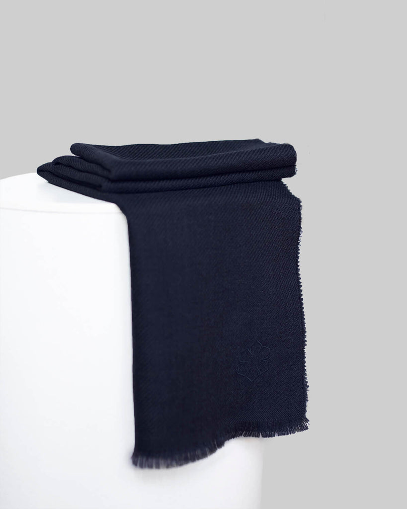 Classic scarf from RHANDERS for men in navy, 100% wool made in Italy.