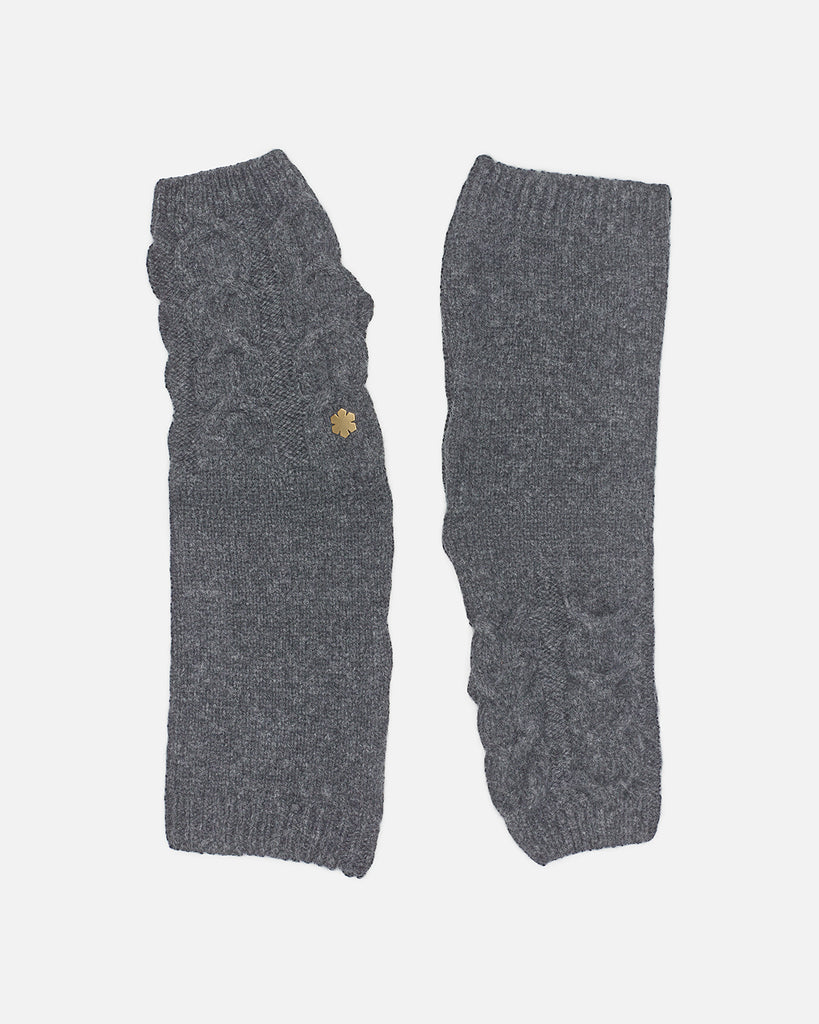 Soft and elegant arm warmer in the colour light grey. Made from 100% wool.