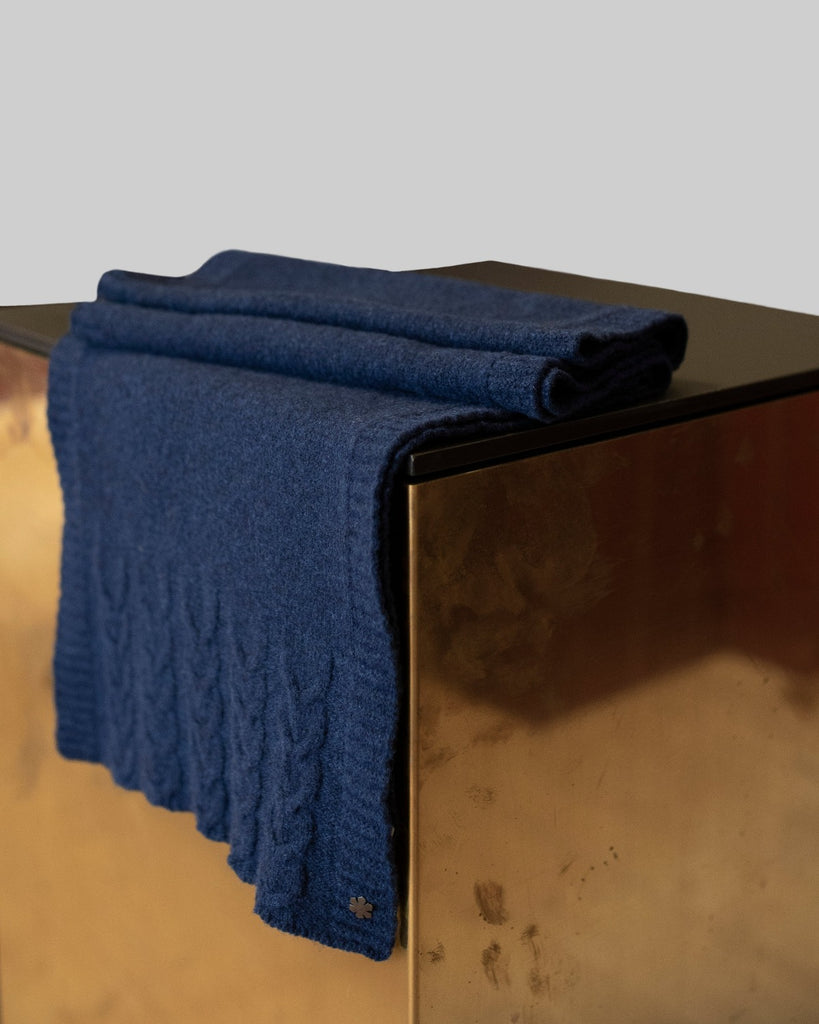 Soft and classic women's scarf in the colour atlantic blue. Made of 100% wool.