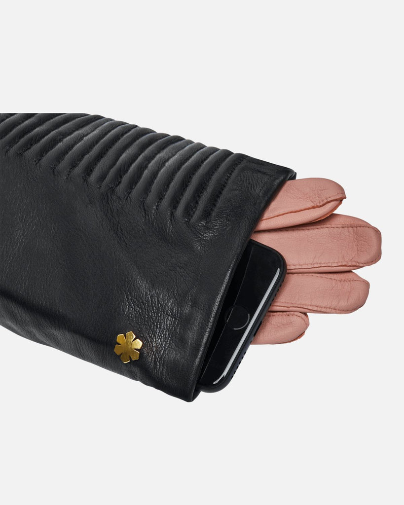 Soft and beautiful leather clutch from RHANDERS. The top features elastic stitches as per the Cecilia glove – creating a collection coherency around this specific detailing.
