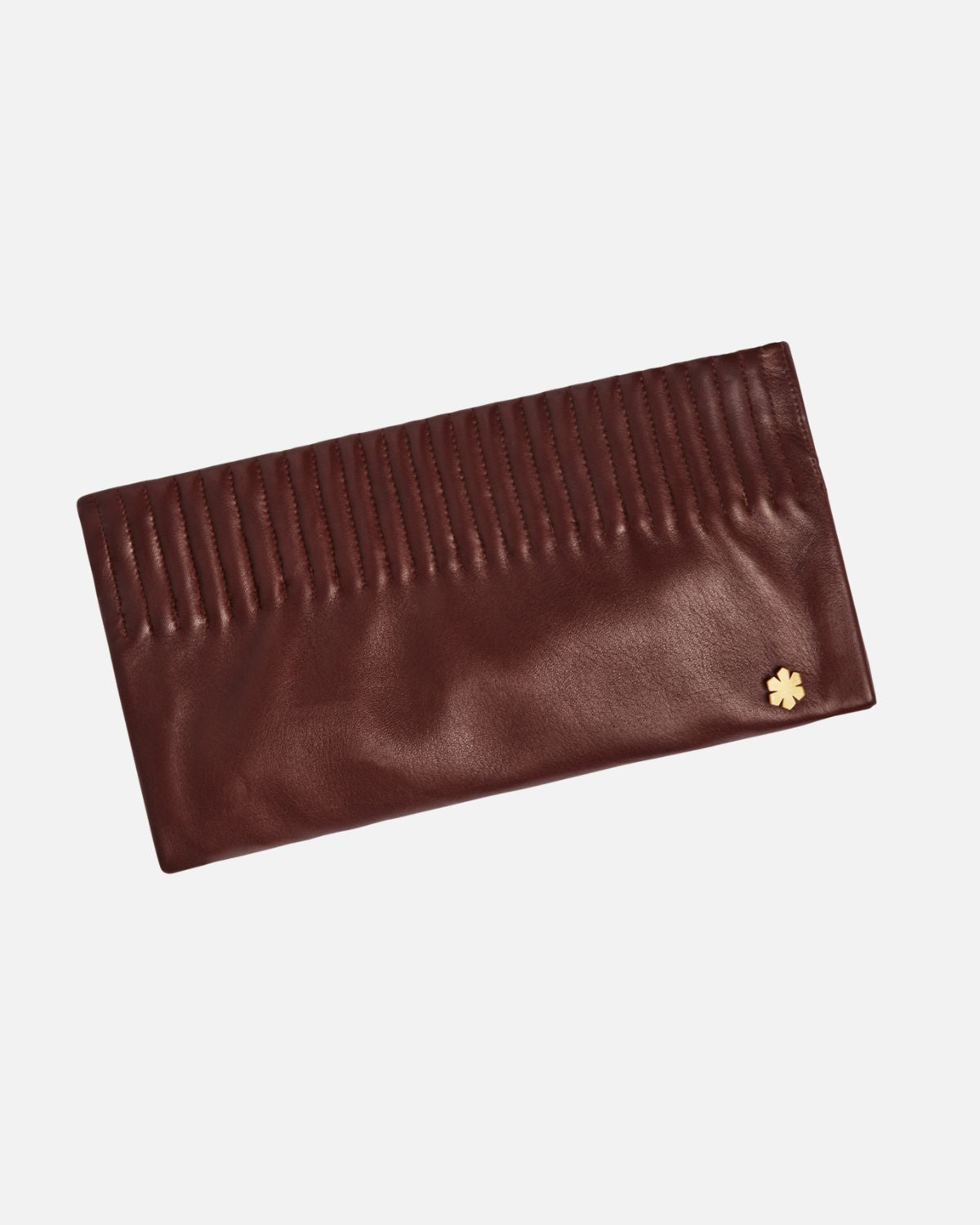 Klassisk og elegant dame clutch i farven cognac. Håndlavet i vores atelier i Randers af 100% lammeskind.