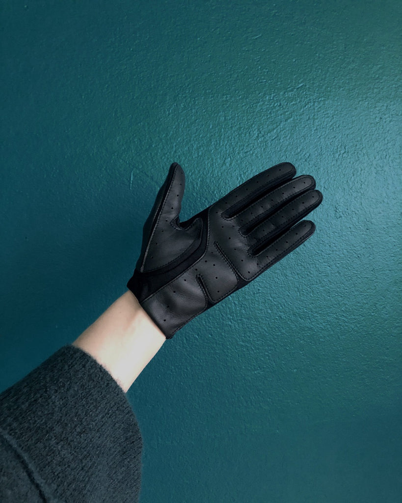 One-size women's driving gloves in black lamb leather and touch from RHANDERS.