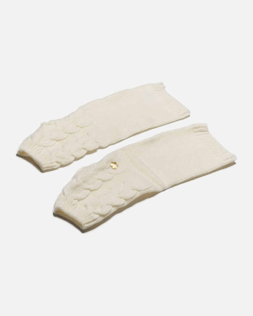 Soft and elegant arm warmer in the colour creme. Made from 100% wool.