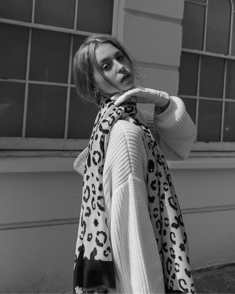 Women's scarf in merino wool with a cheeky Kalmus interpretation of the classic leopard pattern.