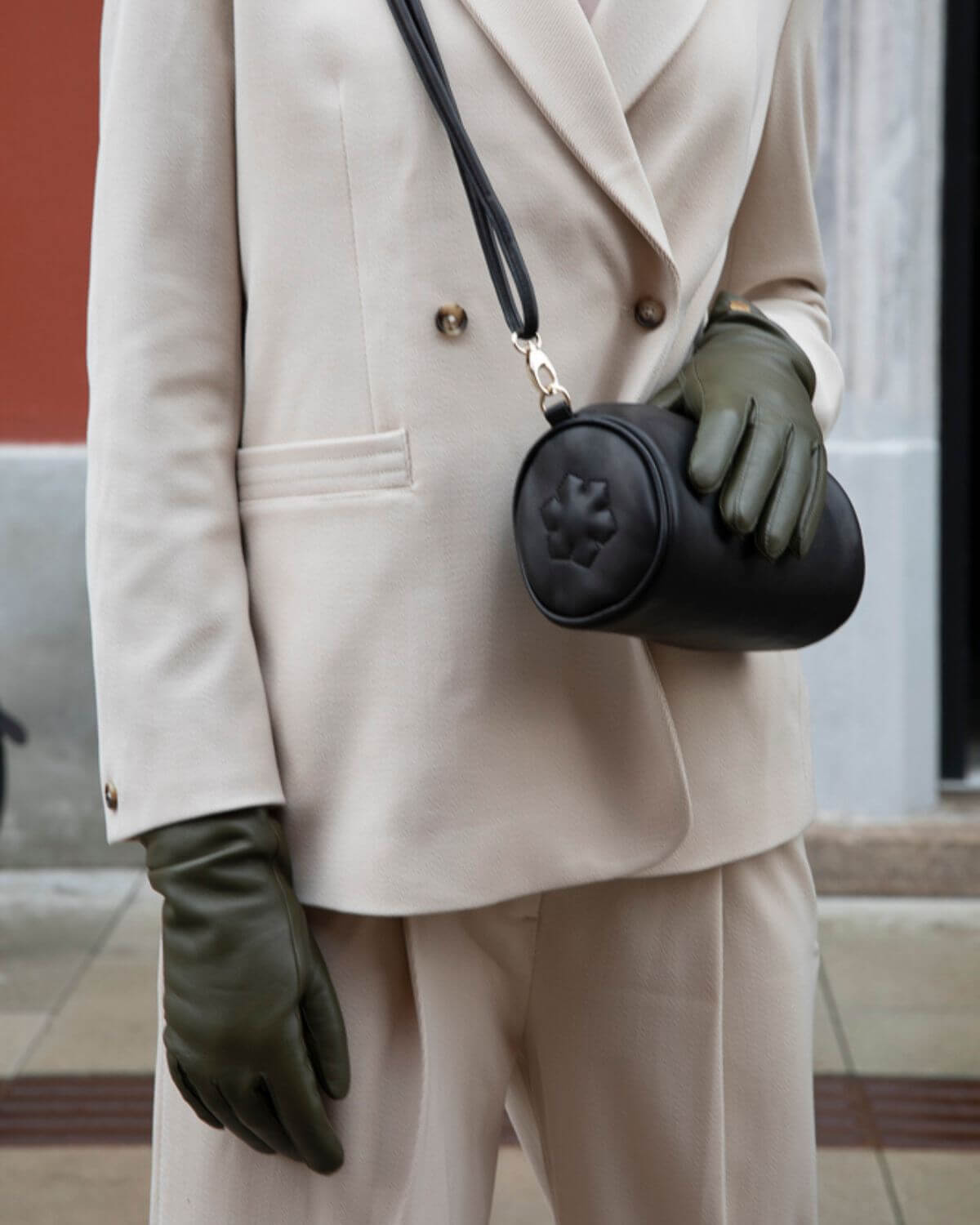 Klassisk damehandske I army, med strikfor og touch fra RHANDERS, Randers Handsker.