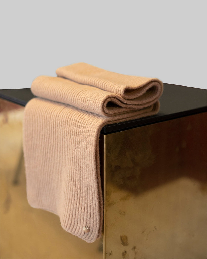 Classic and soft wool scarf for men in camel, RHANDERS.
