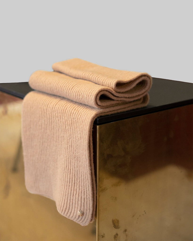 Classic women's scarf in the colour camel. Knitted in 100 % wool.