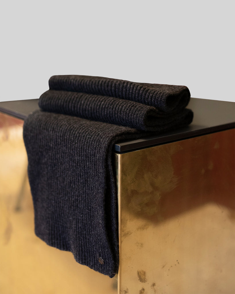 Classic wool scarf for men in dark grey, RHANDERS