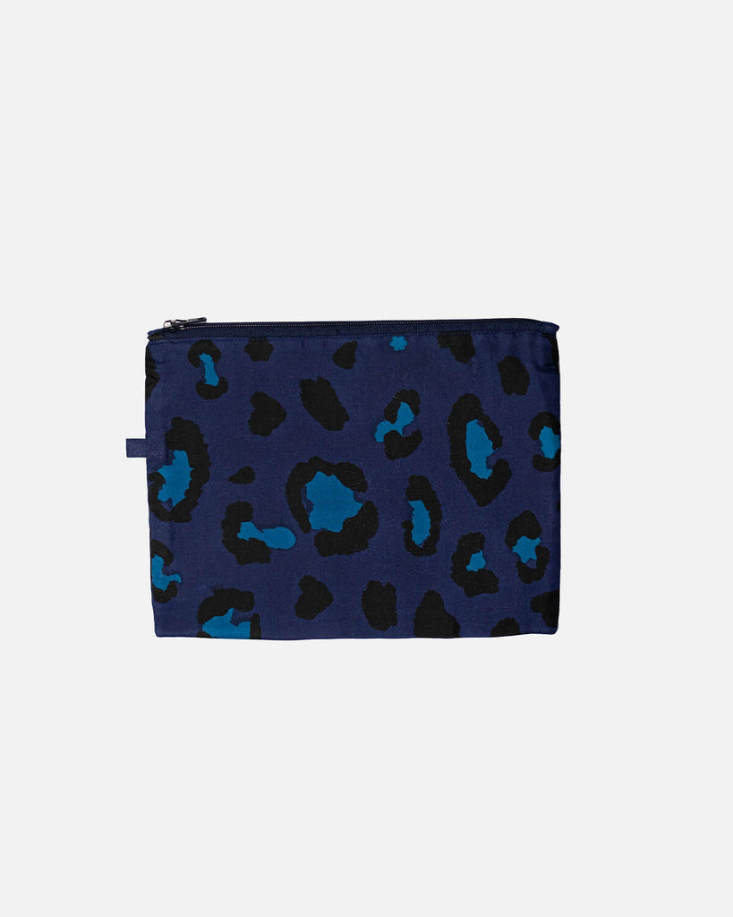 Silke pung i farven Navy / Sort med leopard mønster. Upcycled af restmateriale fra vores Alfi Tørklæde.
