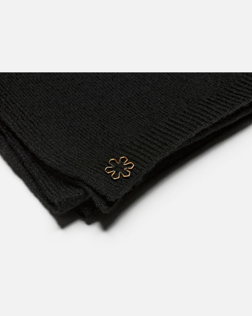 Soft and sustainable women's scarf in the colour black. Knitted from recycled cashmere.