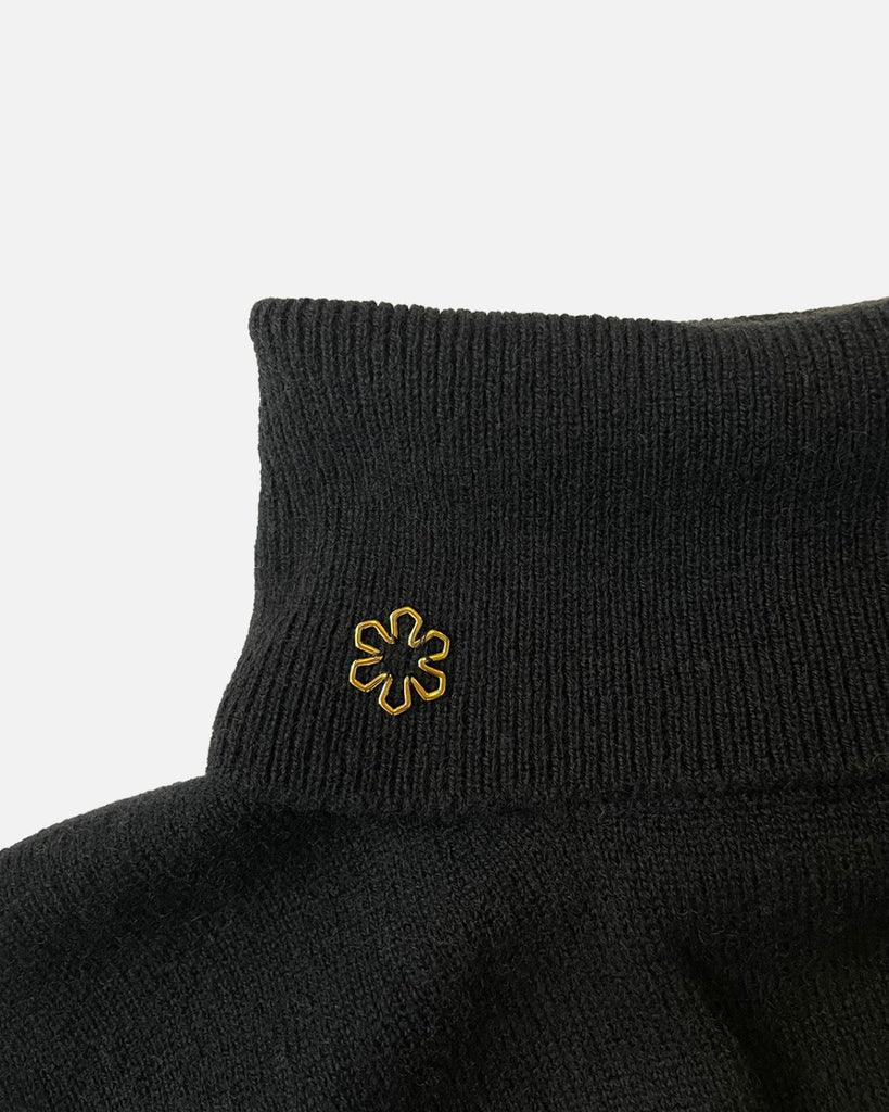 Soft and classic cashmere turtleneck for women in the colour black.