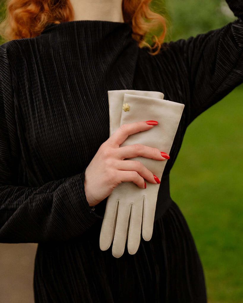 Klassiske skindhandsker "Anna" til kvinder i champagne metallic med strikfor og touch fra RHANDERS, Randers Handsker.