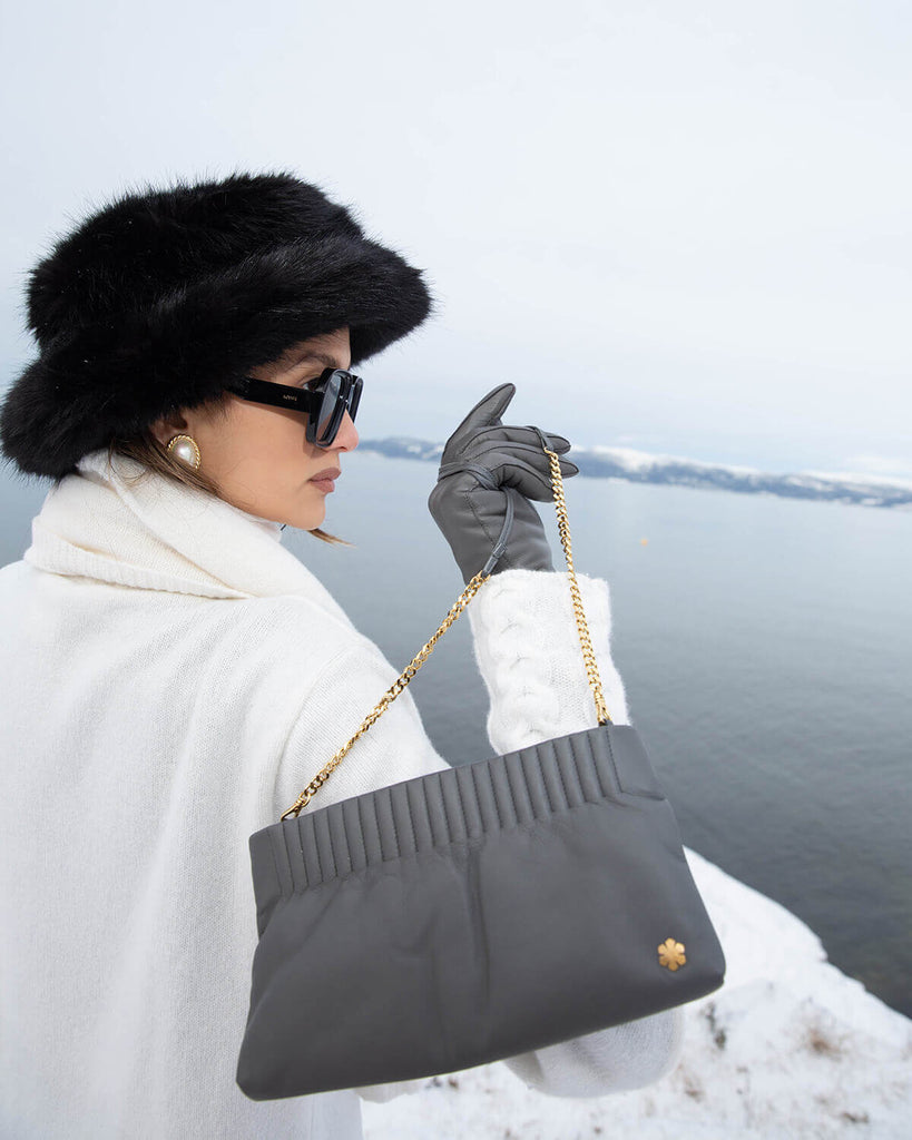 Klassiske skindhandsker i grå til kvinder med strikfor og touch fra RHANDERS, Randers Handsker.