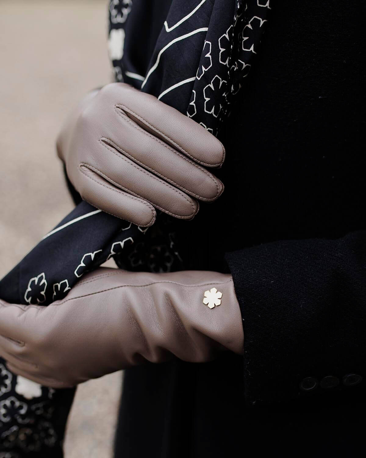 Classic RHANDERS taupe leather gloves with wool lining and touch.