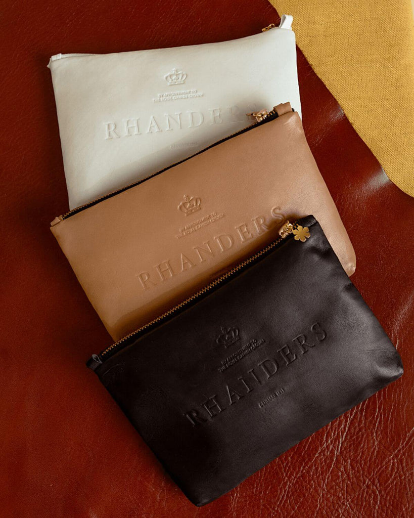 The classic and timeless ANNA LOGO POUCH for women.