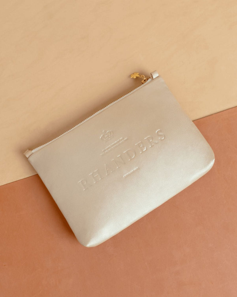 Classic and timeless leather pouch for women in the colour champagne metallic.