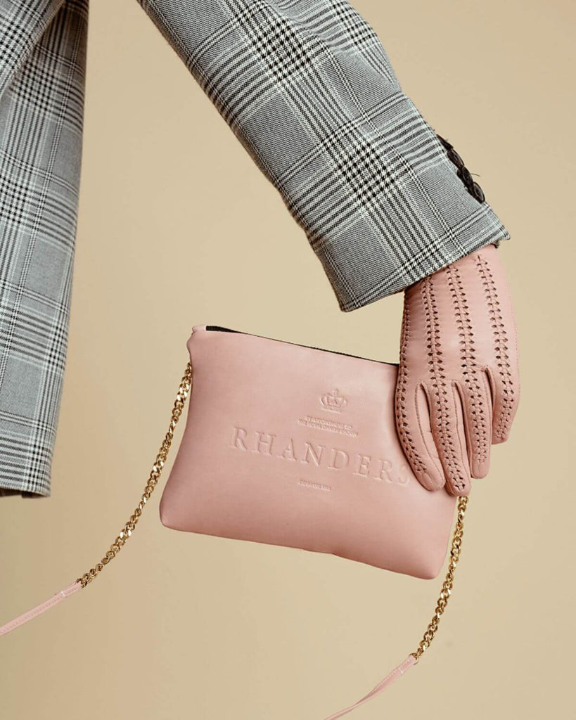 Classic and timeless leather pouch for women in the colour rose.