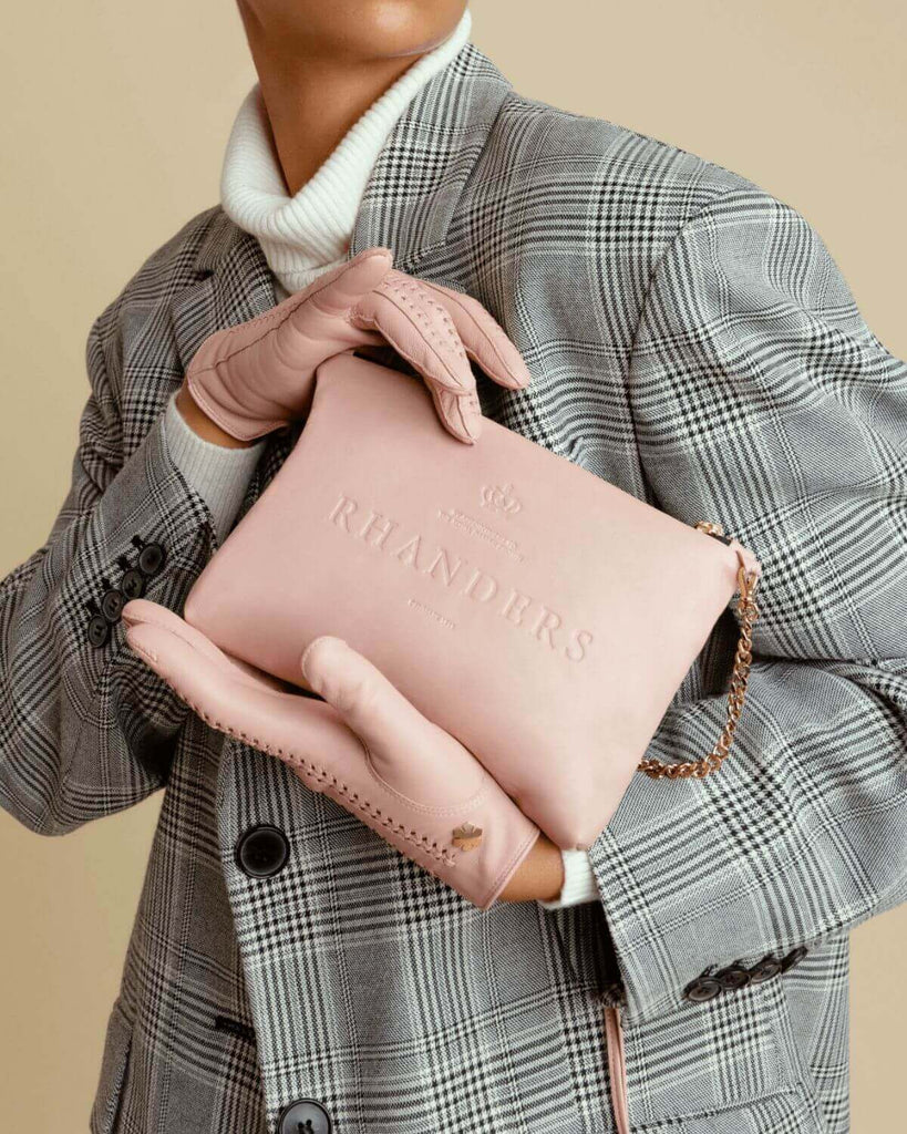 Simpel og sofistikeret rosa dametaske i læder. Håndlavet på vores atelier i Randers.