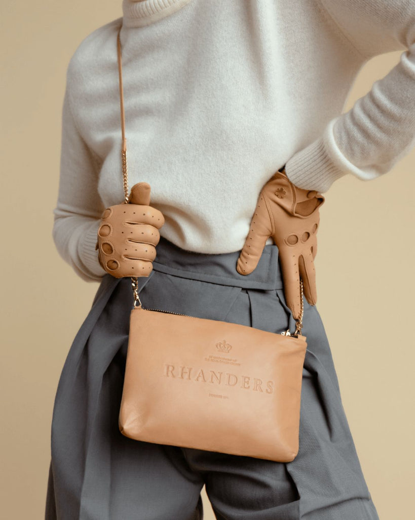 Classic and timeless leather pouch for women in the colour camel.