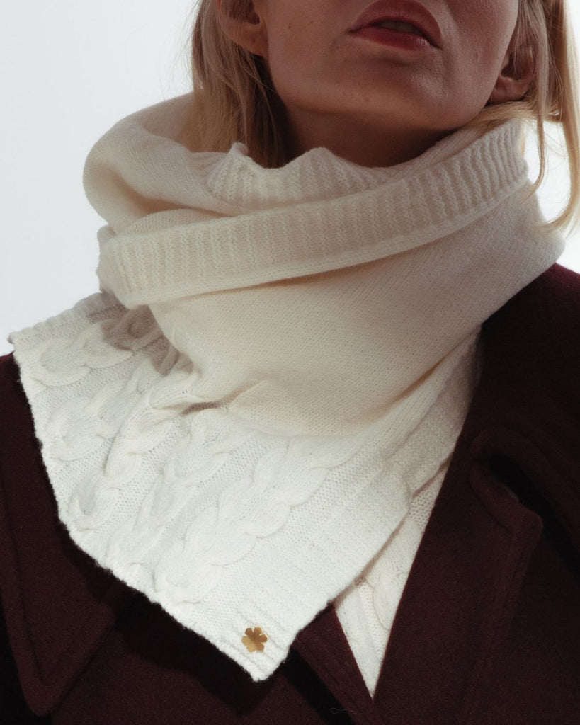 Soft and classic women's scarf in the colour cream. Made of 100% wool.