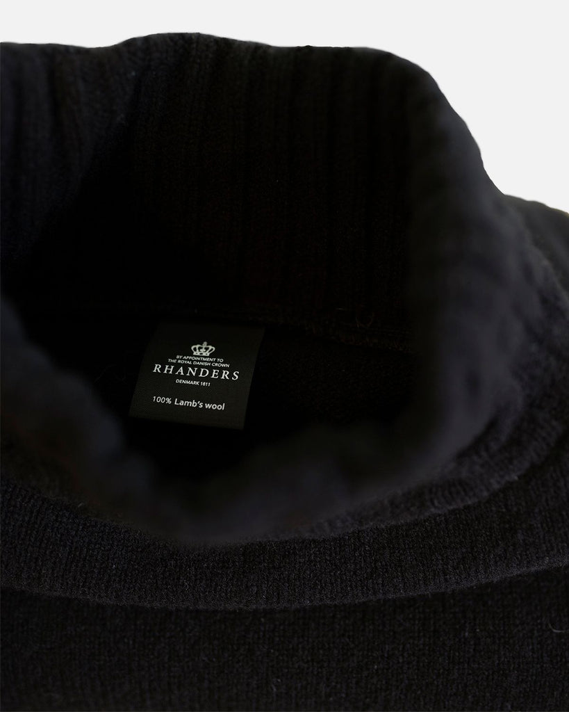 Classic and timeless women's turtleneck in the colour black. Knitted from 100% wool.