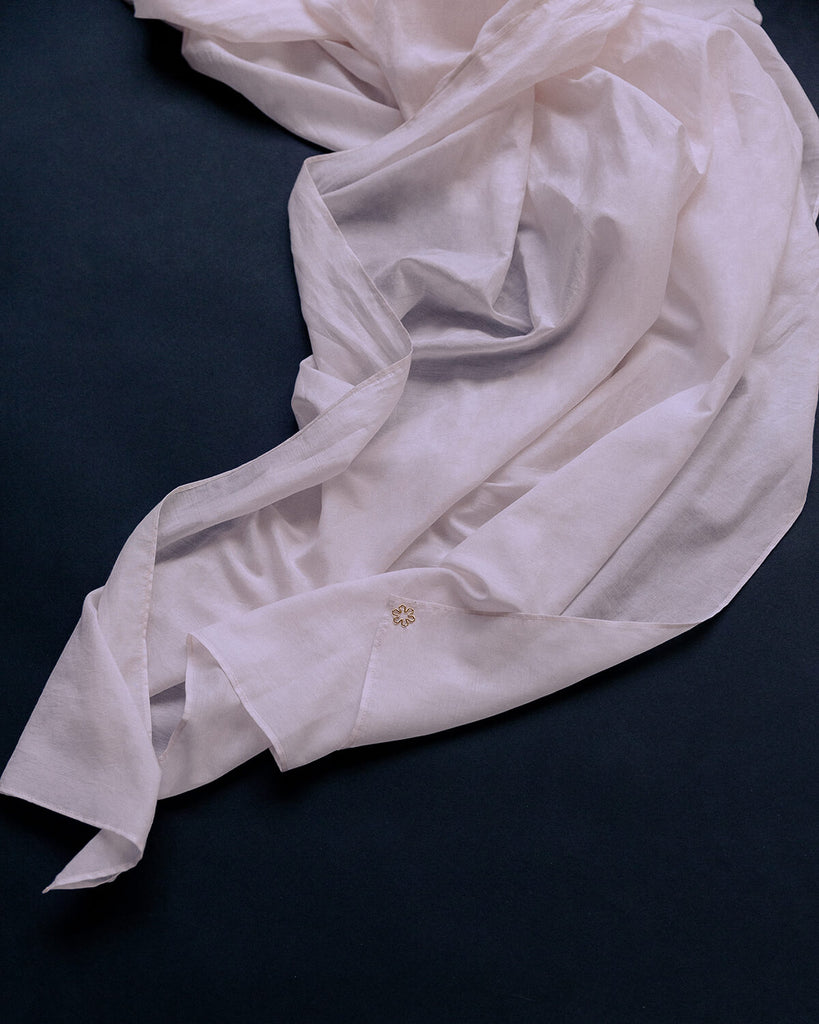 Large, ultra-classic and timeless silk scarf in the colour champagne.