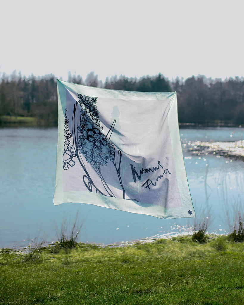 Blødt og elegant tørklæde til kvinder. Skabt af den anerkendte kunstner og illustrator Mette Boesgaard i 100 % økologisk bomuld.