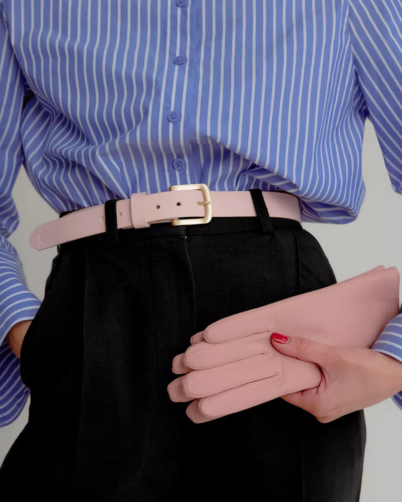 Klassisk rosa læder bælte med guldspænde til kvinder. Håndlavet i Danmark.