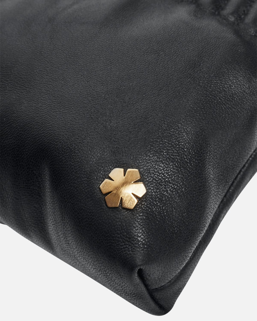 Som lynlåstræk og varemærke har tasken en 14 karat guldbelagt kalmus-blomst.