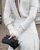 Classic women's gloves in black leather with silk lining from RHANDERS.