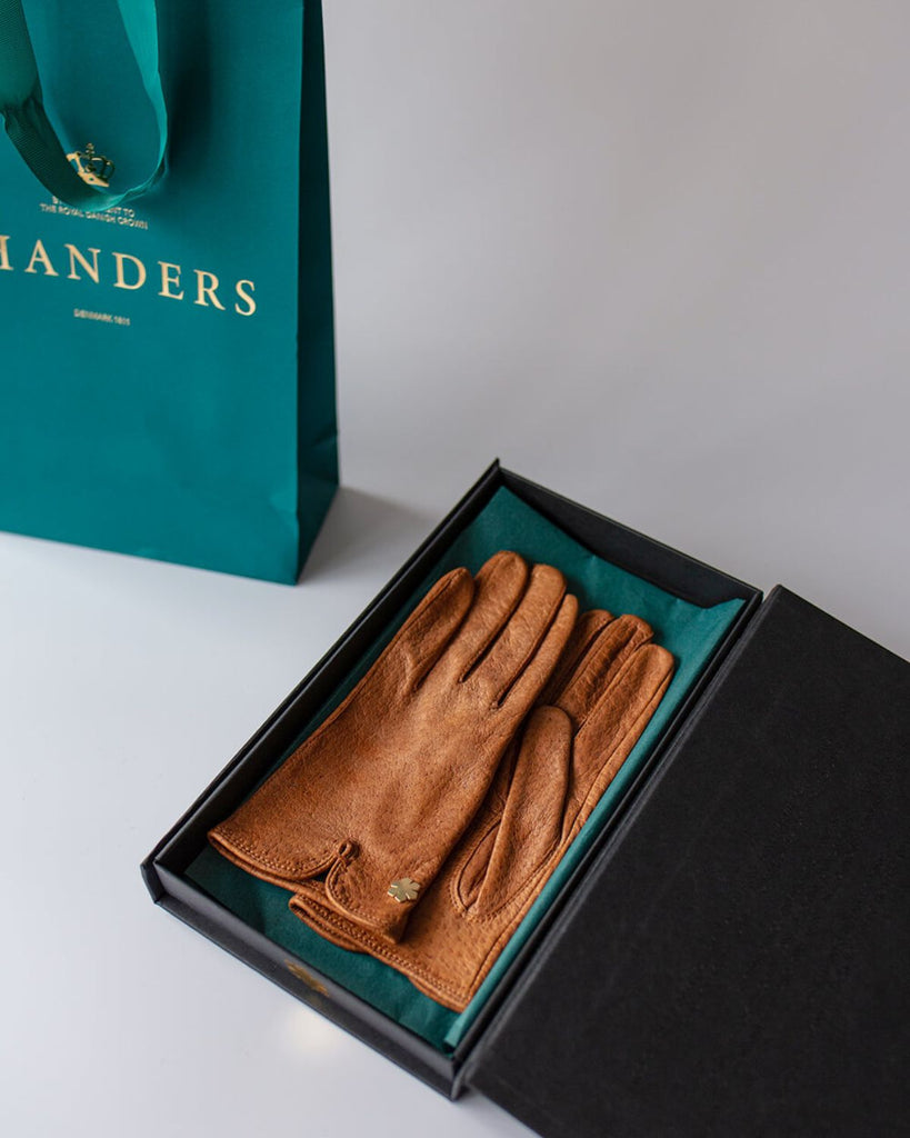 Ekstravagant damehandske i peccary-skind fra RHANDERS, Randers Handsker.