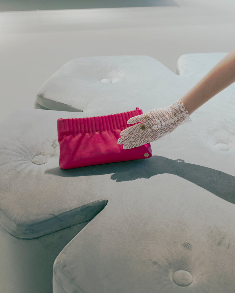 Smuk og klassisk lædertaske til kvinder designet af den prisbelønnede arkitekt og designer Lars Vejen. Håndlavet i nye iøjenfaldende toner af pink.
