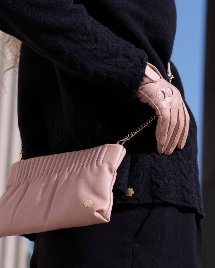Klassisk og simpel rosa lædertaske til kvinder. Designet af den prisbelønnede arkitekt og designer Lars Vejen.